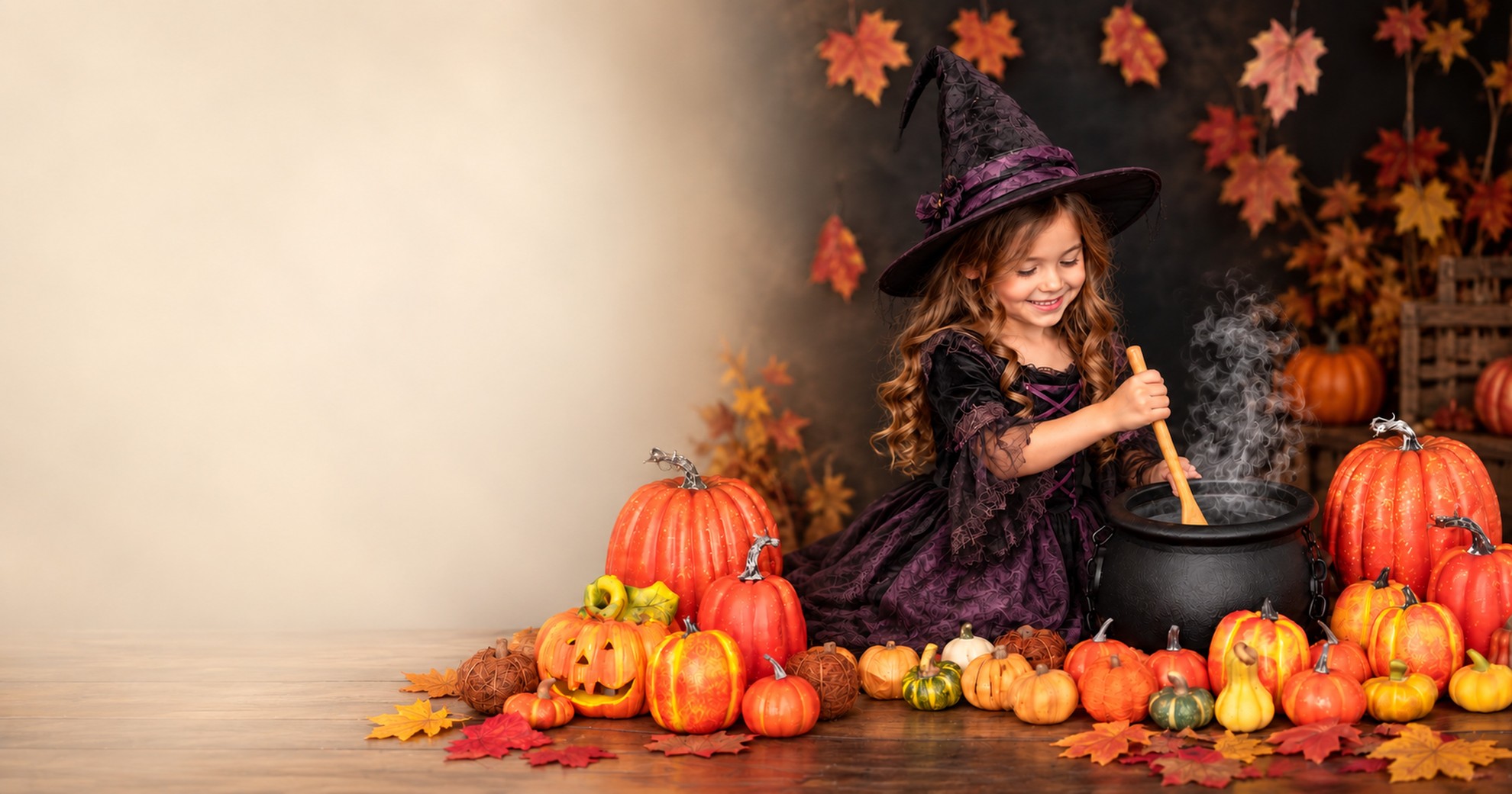 Streghetta sorridente tra zucche e piccole magie — Sessioni Speciali Halloween