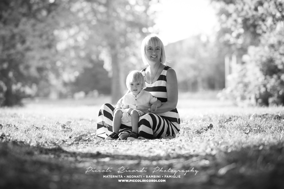 Fotografo Bambini Milano | Bambino con la sua mamma | Bambini felici in esterno