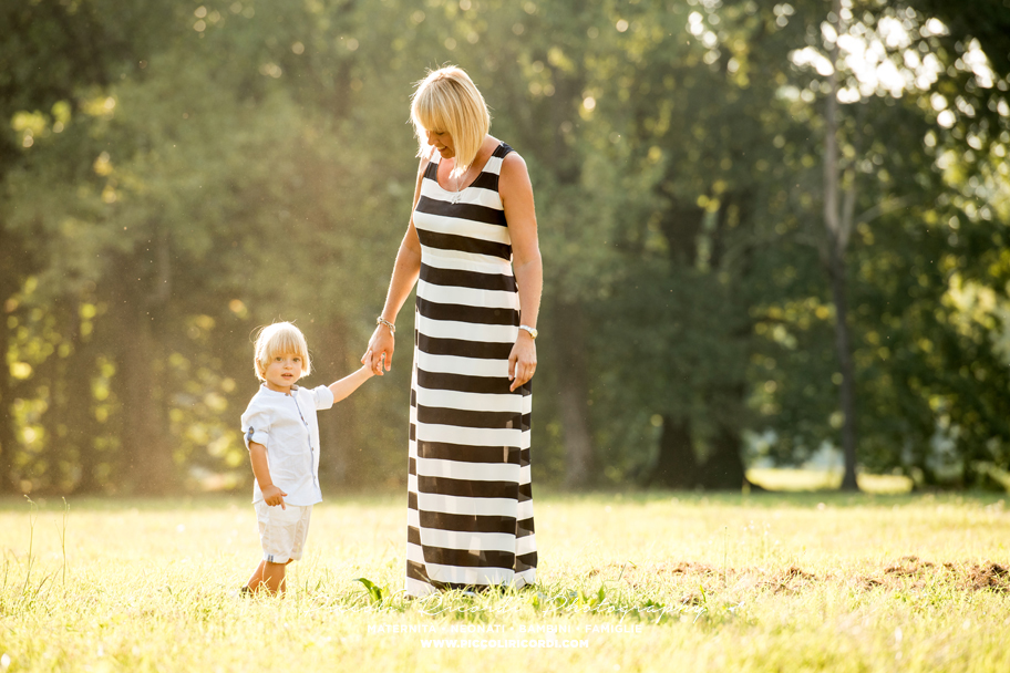 Fotografo Bambini Milano | Bambino con la sua mamma | Bambini felici in esterno
